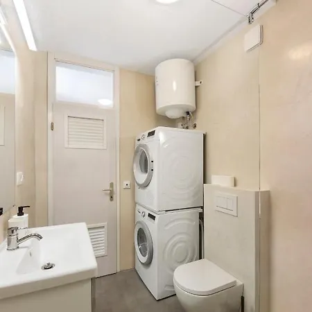 Contemporary 1-bedroom In Trnovo Apartment *